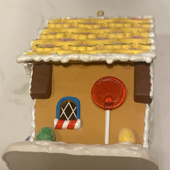 Hallmark Ornament: 2002 light up Gingerbread Cottage - Picture 13 of 13